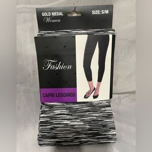 NWT Women's Black and White Patterned Capri Leggings
